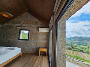 a room with a bed and a window at Quinta de Casal do Bairro Casa do Alpendre in Guimarães