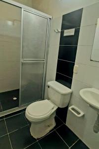 Un baño con inodoro, ducha y lavabo. en Ayenda Hotel Piedecuesta, en Piedecuesta