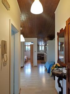 - un couloir d'une maison avec un lit et un miroir dans l'établissement Tenuta PARAVANO, à Savorgnano