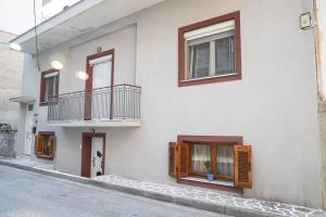 a white building with windows and a balcony at Ραστώνη in Drama