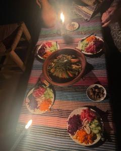 una mesa con platos de comida encima en La Belle Etoile en Ouazzane