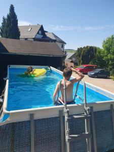 Swimmingpoolen hos eller tæt på Familienfreundliche Ferienwohnung Erzgebirge