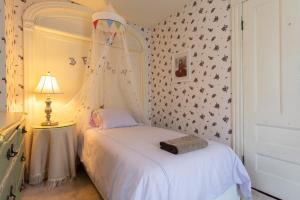 a bedroom with a bed and a kite on the wall at Eagle Nest Cozy Studio in Andes