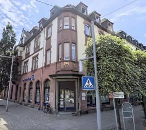 un bâtiment au coin d'une rue dans l'établissement SCHLOSSBERG RESIDENCES - XXL-Design-Apartment mit Schlossblick für bis zu 12 Personen, à Schwetzingen