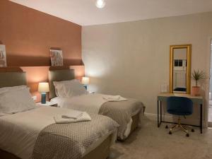 een hotelkamer met 2 bedden en een spiegel bij Woodborough Hall in Woodborough