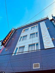 un edificio blu con un cartello sul lato di Ashoka International Hotel - Karol Bagh New Delhi a Nuova Delhi