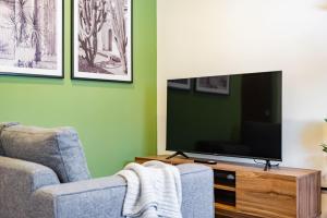 sala de estar con TV de pantalla plana y 2 sillas en Lofts & apartments Near Polanco by VH, en Ciudad de México