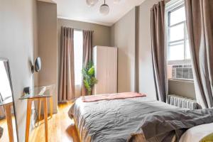 - une chambre avec un lit et une fenêtre dans l'établissement Amazing 1Br in Manhattan, à New York