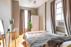 een slaapkamer met een bed en een raam bij Amazing 1Br in Manhattan in New York