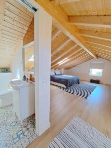 ein Schlafzimmer mit einem Bett und einem Waschbecken in einem Zimmer in der Unterkunft Landal House - Óbidos 