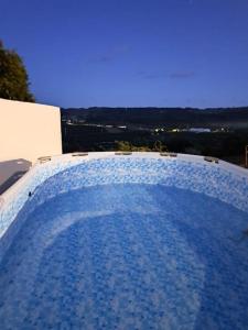 uma grande piscina azul em cima de uma casa em Landal House - Óbidos 