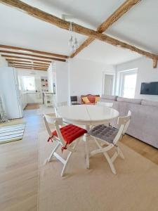einen weißen Tisch und Stühle im Wohnzimmer in der Unterkunft Landal House - Óbidos 