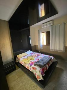 Postel nebo postele na pokoji v ubytování Casa em condomínio fechado-8 minutos do shop.Flamboyant