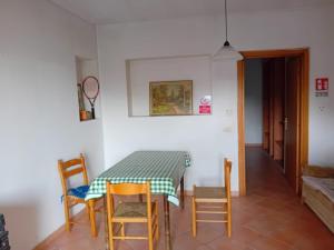 - une salle à manger avec une table et des chaises dans l'établissement Appartamento Il Castagno, à Fosdinovo
