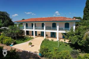 an aerial view of a white house with a red roof at Linda casa de fazenda no interior de SP in Elias Fausto