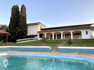 uma casa com uma piscina em frente em Linda casa de fazenda no interior de SP em Elias Fausto