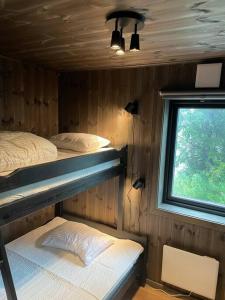 Cette chambre comprend 2 lits superposés et une fenêtre. dans l'établissement Ski in/out, amazing views, 3 bedrooms, à Noresund