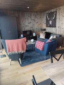 - un salon avec un canapé et une table dans l'établissement Ski in/out, amazing views, 3 bedrooms, à Noresund