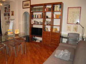 sala de estar con sofá, mesa y TV en Cassia Home, en Roma