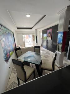 a dining room with a glass table and chairs at Apartamento amoblado CARTAGENA in Cartagena de Indias