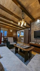 un soggiorno con un divano e un tavolino da caffè di Mountain Haven Deluxe a Žabljak