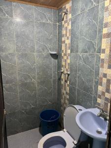 a bathroom with a toilet and a sink at Apartamento amoblado CARTAGENA in Cartagena de Indias