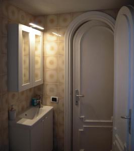 ein Bad mit einem Waschbecken und einem Spiegel in der Unterkunft Cassia Home in Rom