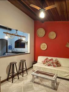 ein Wohnzimmer mit einem Bett, einem Tisch und Stühlen in der Unterkunft Casa Flamboyant Buzios in Búzios