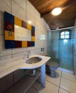 bagno con lavandino e servizi igienici di Casa Flamboyant Buzios a Búzios