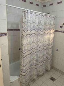 baño con cortina de ducha y bañera en Departamento Micro-centro Salta, en Salta