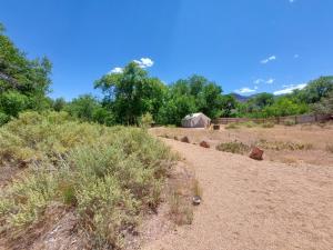 Un camino de tierra con una tienda de campaña en un campo en Gateway Glamping, en Gateway