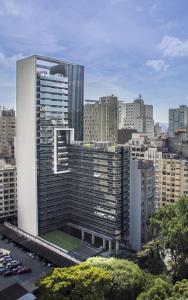 un gran edificio en una ciudad con edificios altos en Setin Downtown República, en São Paulo