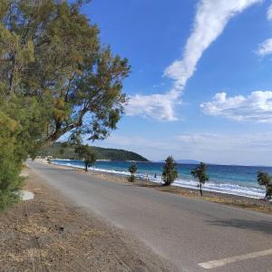 una carretera junto a una playa con el océano en Παραθαλάσσια εξοχική κατοικία, en Vasilika