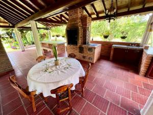 a patio with a table and chairs in a room at Cabaña amplia con piscina, naturaleza y cercana in Los Santos