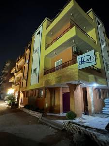 un edificio con un cartel delante de él por la noche en Skylen Apartment 2 en Hurghada