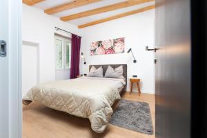 ein Schlafzimmer mit einem großen Bett in einem Zimmer in der Unterkunft Casa Rosa 1 in Rovinj