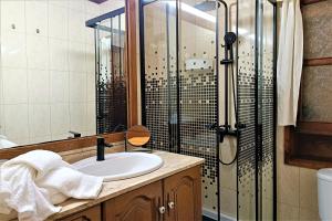 a bathroom with a sink and a shower at Casa La Molina Spa in Triquivijate