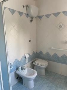 a bathroom with a toilet and a sink at Casa vacanze Lago di Campotosto in Campotosto