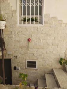 a brick wall with a window with plants in it at Le segrete in Sannicandro di Bari