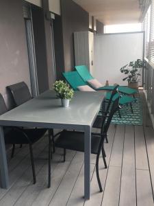 - une table à manger et des chaises dans le salon dans l'établissement Port Aventura 5 min à pied - Superbe appartement, à Salou