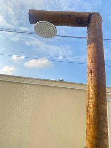 uma luz de rua e um poste com água em Casa Deluxe 2 Maragogi em Maragogi