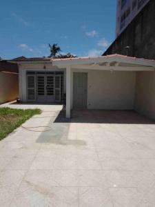 uma pequena casa com garagem e entrada em Casa grande e arejada ao lado da praia! em Itanhaém