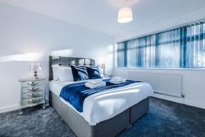 a bedroom with a large bed and a window at 20%OFF 2-7Bed Leeds City Centre 8min ParkFREE +PET in Kirkstall