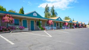 a parking lot in front of a motel at Sweet Home Inn in Sweet Home