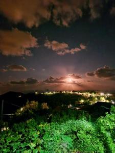 - une vue sur la ville éclairée la nuit dans l'établissement Ù BBI PÓ, à Casal Sottano