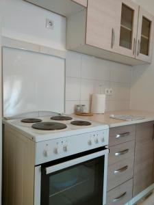 a white stove top oven in a kitchen at Apartman Aleksandar in Zvornik