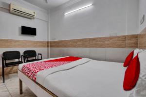1 dormitorio con 1 cama y TV. en OYO Flagship Goodwill Lodging, en Bombay
