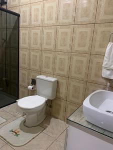 uma casa de banho com um WC e um lavatório em Hostel Portal da Montanha em Blumenau