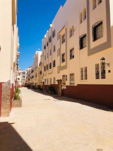 een lege straat met een rij gebouwen bij Casablanca Beautiful and Tranquil Family Apartment in Casablanca