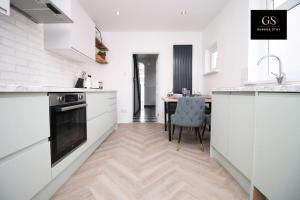 Kuchyň nebo kuchyňský kout v ubytování Perfect Four Bed House for Groups,Contractors,Relocations by Gurkha Stay in Cardiff with free WiFi